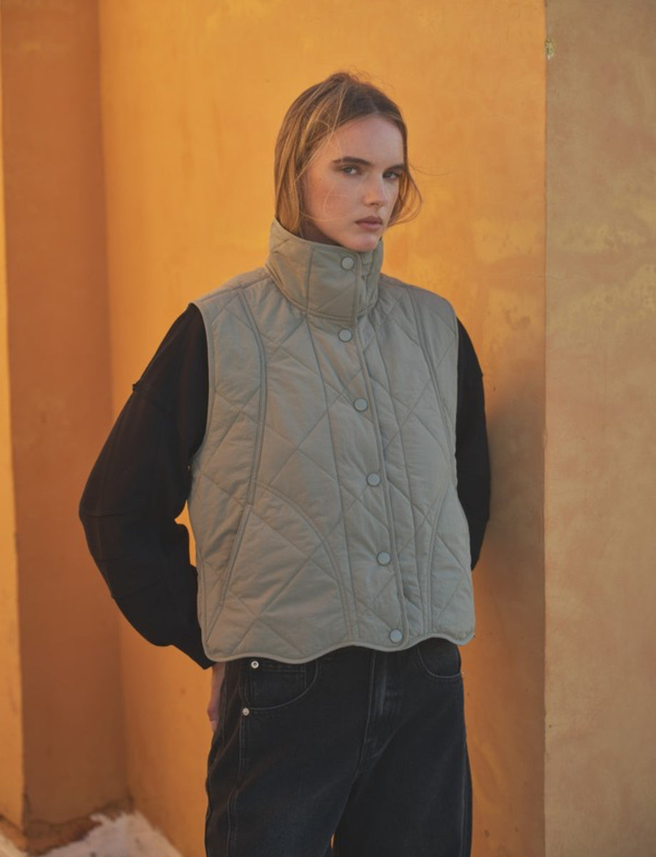 WAVE HEM QUILTED VEST – NDS Boutique